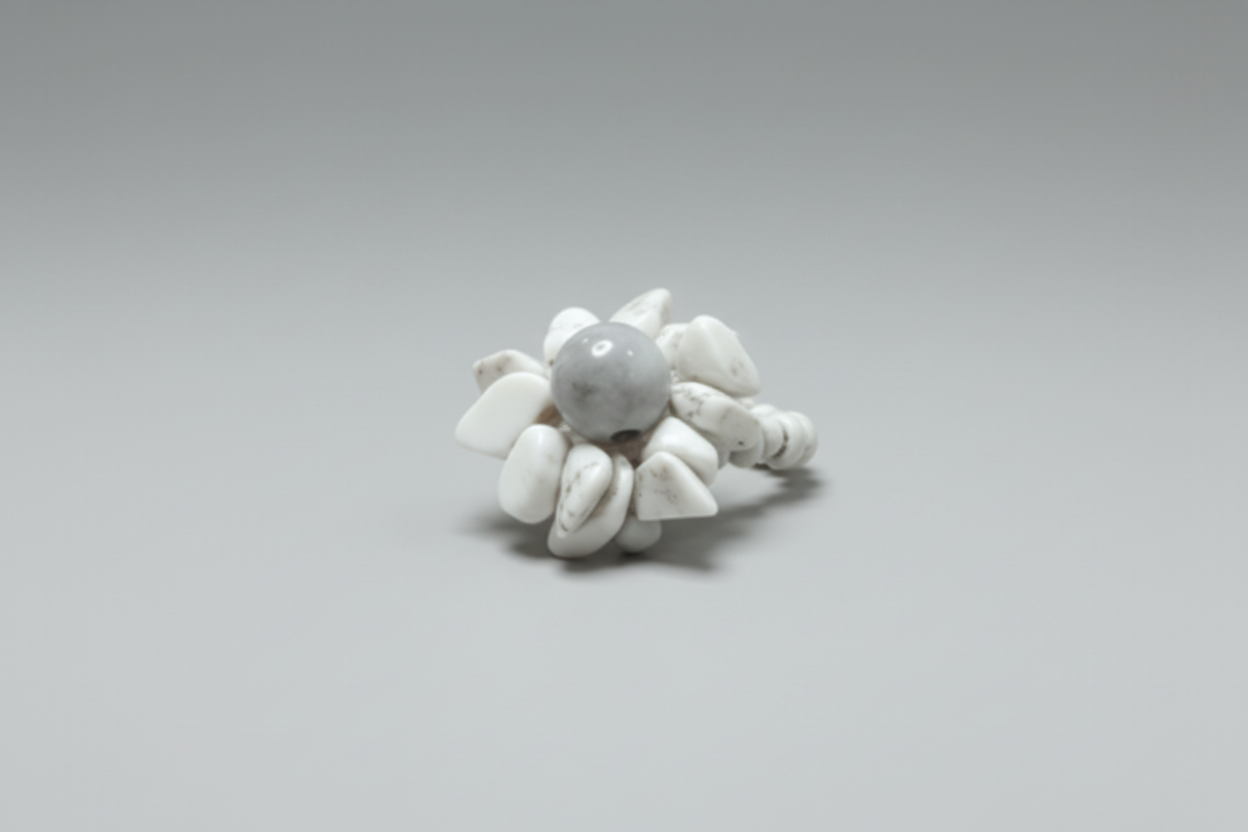 Anillo elástico flor blanco piedra howliota (Diseño de Lubelia) IVA incluido