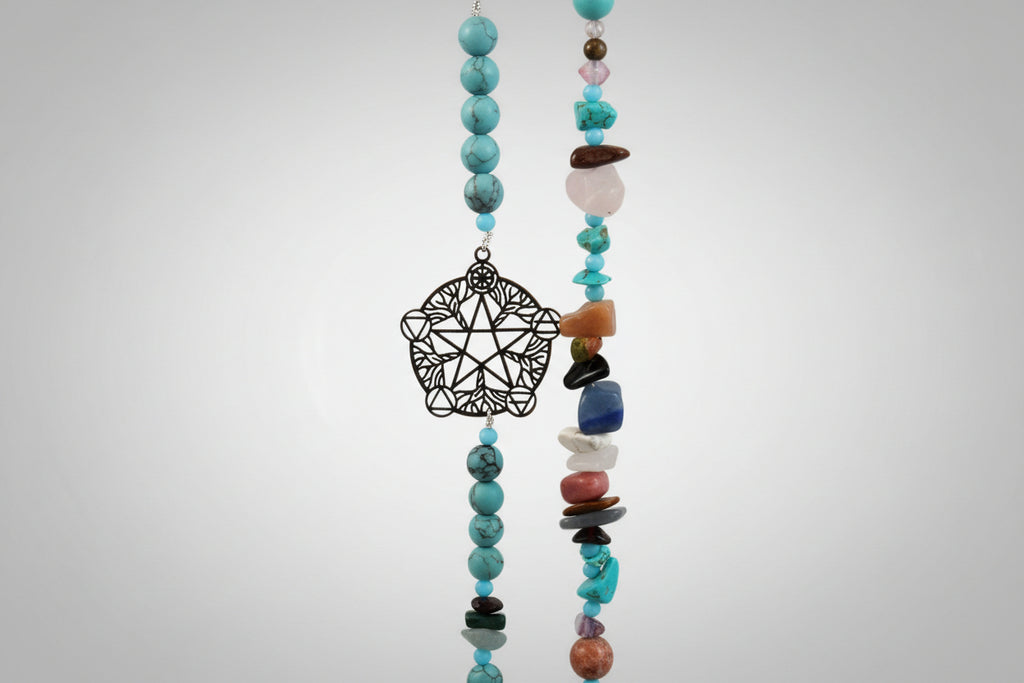 Collar de  variedad de piedras chips, dije pluma de acero y tetragramaton (Diseño de Lubelia)