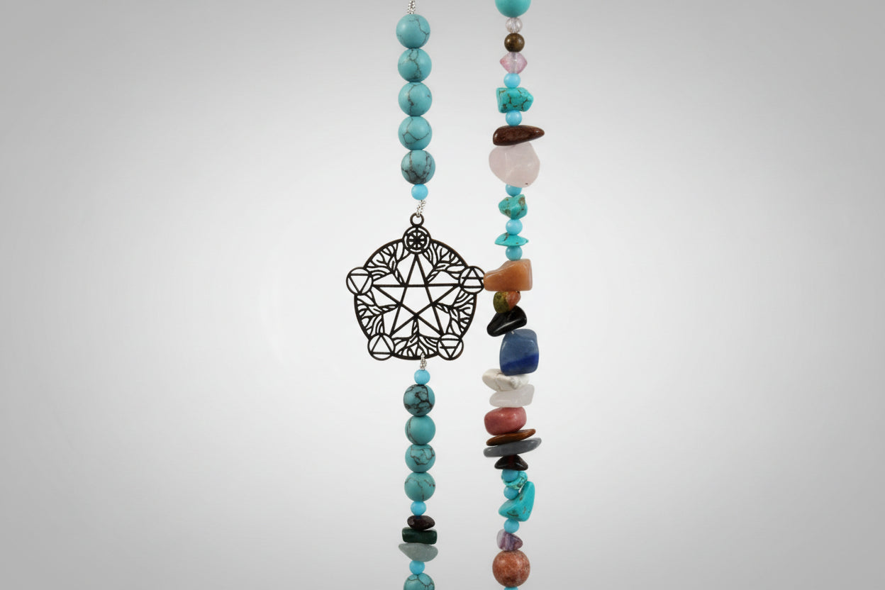 Collar de  variedad de piedras chips, dije pluma de acero y tetragramaton (Diseño de Lubelia)