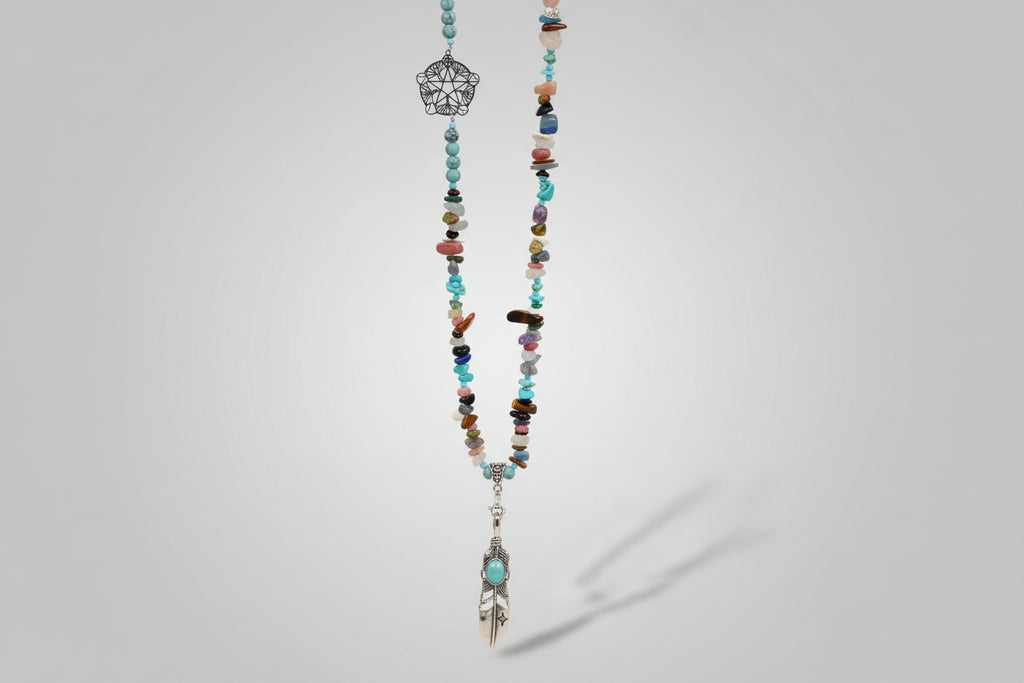 Collar de  variedad de piedras chips, dije pluma de acero y tetragramaton (Diseño de Lubelia)