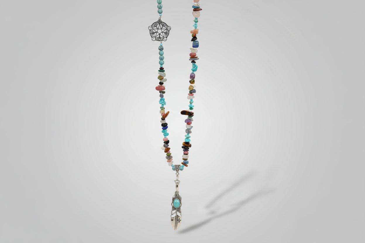 Collar de  variedad de piedras chips, dije pluma de acero y tetragramaton (Diseño de Lubelia)