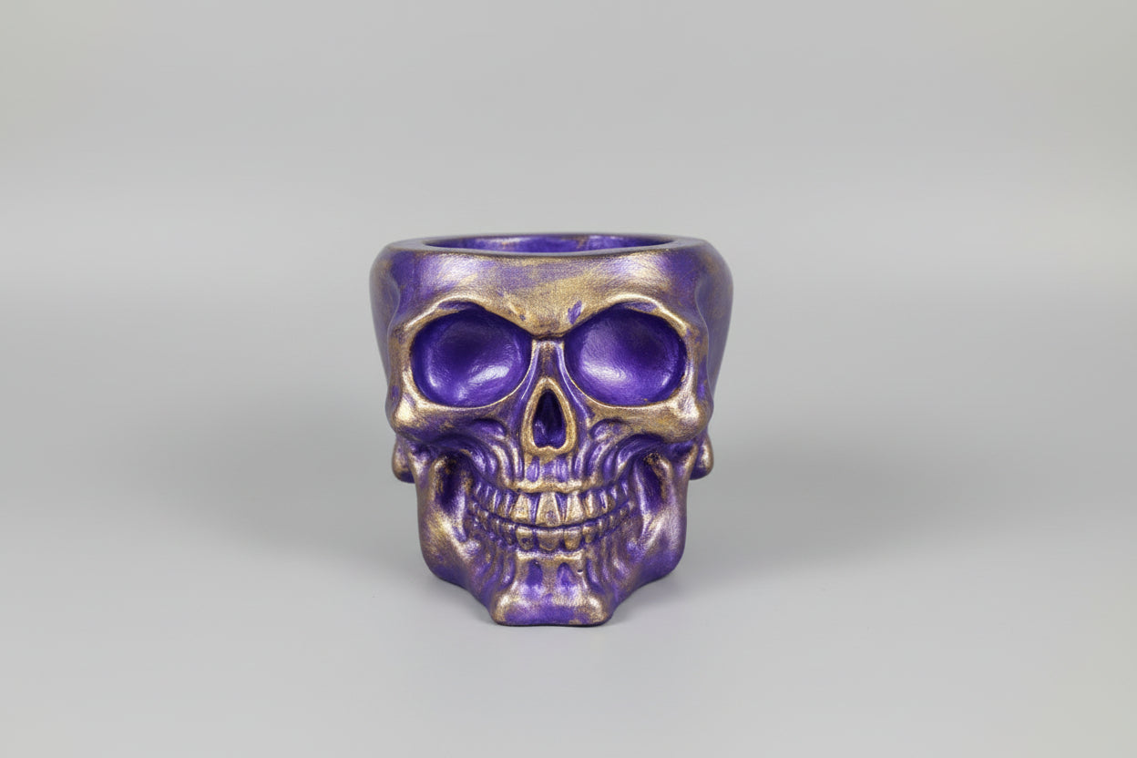 Calavera violeta reflejos dorados, cristalitos, hechana mano. IVA incluyido 10X10cm. ( Diseño de Lubelia )