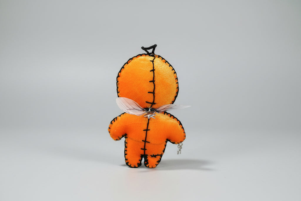 Llavero muñeco color naranja con una llave en su mano (Intención, abrir caminos favorables y de protección ) (Hecho por Lubelia ) IVA incluido