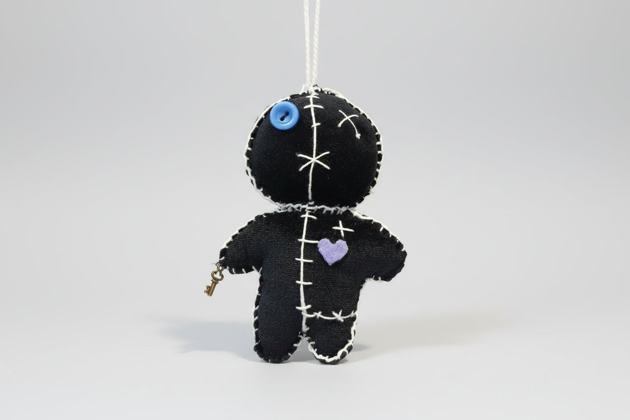 Llavero muñeco color negro con una llave en su mano (Intención, abrir caminos favorables y de protección ) (Hecho por Lubelia ) IVA incluido