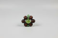 Anillo elástico flor de madera y cuenta verde (Diseño de Lubelia ) IVA incluido.
