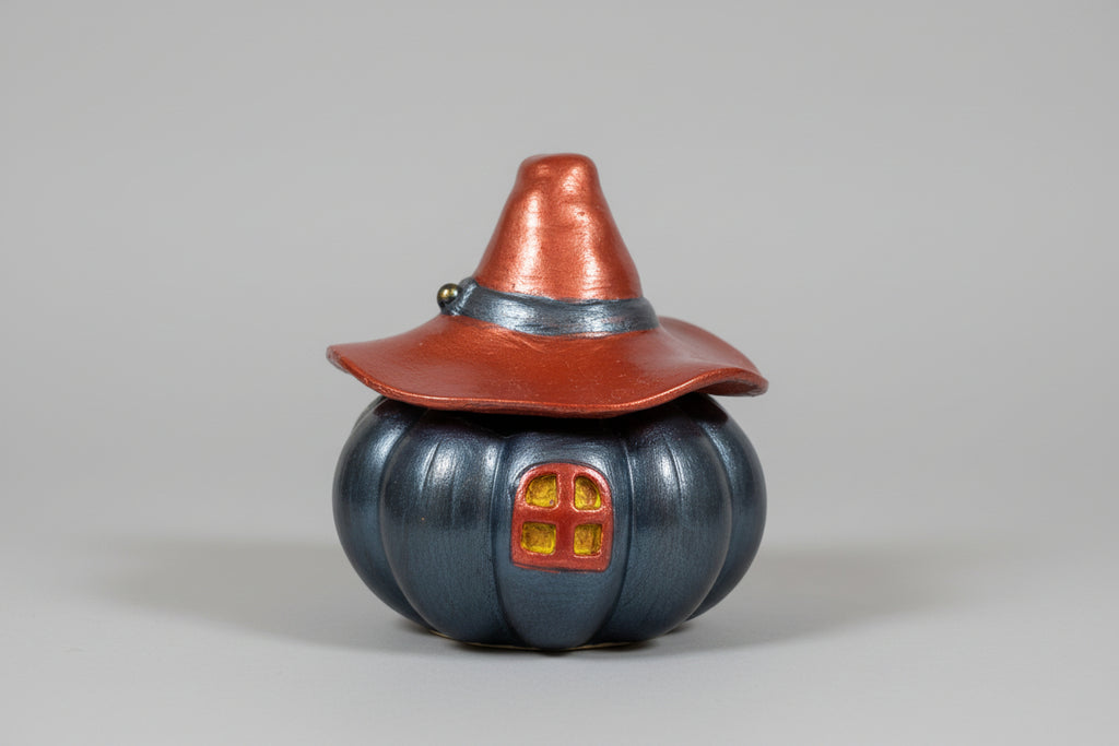 Casita calabaza negra y sombrero color cobre 10X11cm. (Hecho por Lubelia) IVA incluido