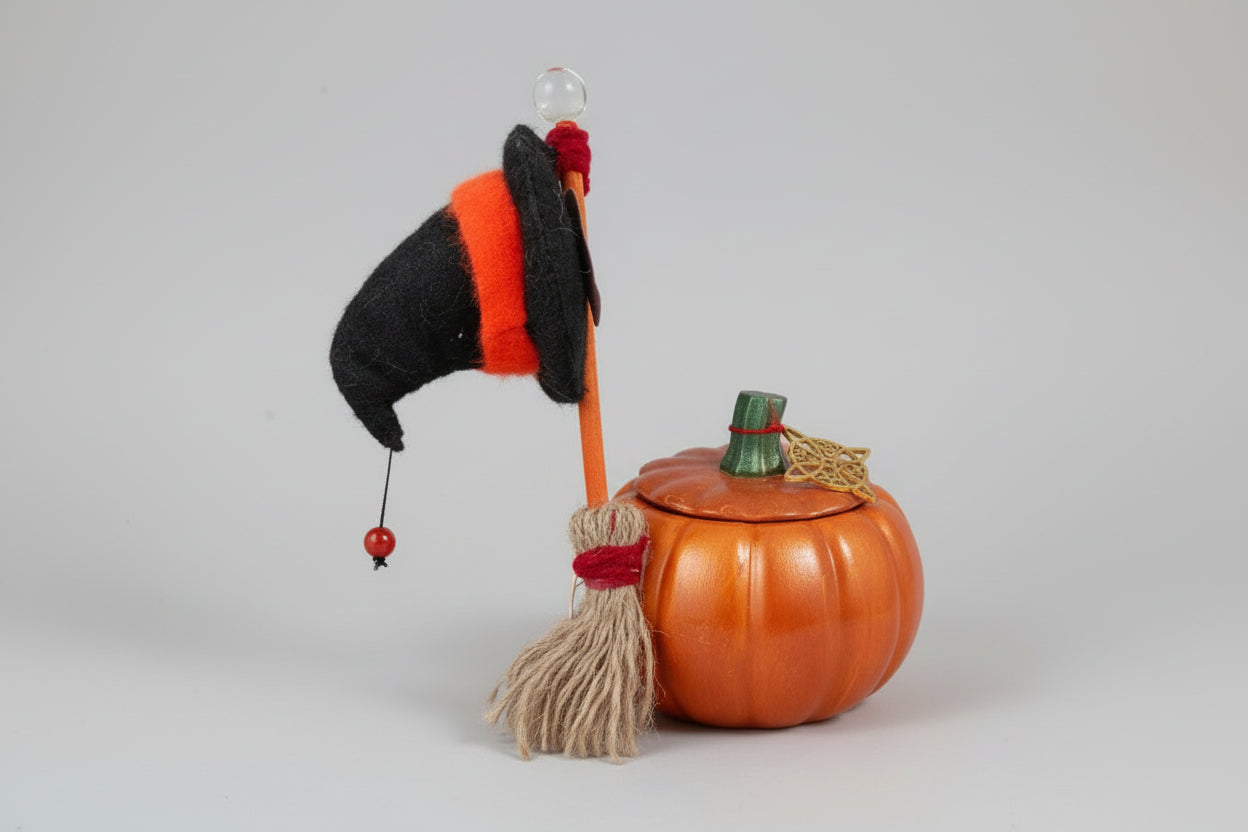 Calabaza  efecto metálico pieza acero dorado escoba y sombrero de bruja 7X9cm. (Diseño de Lubelia )IVA incluido
