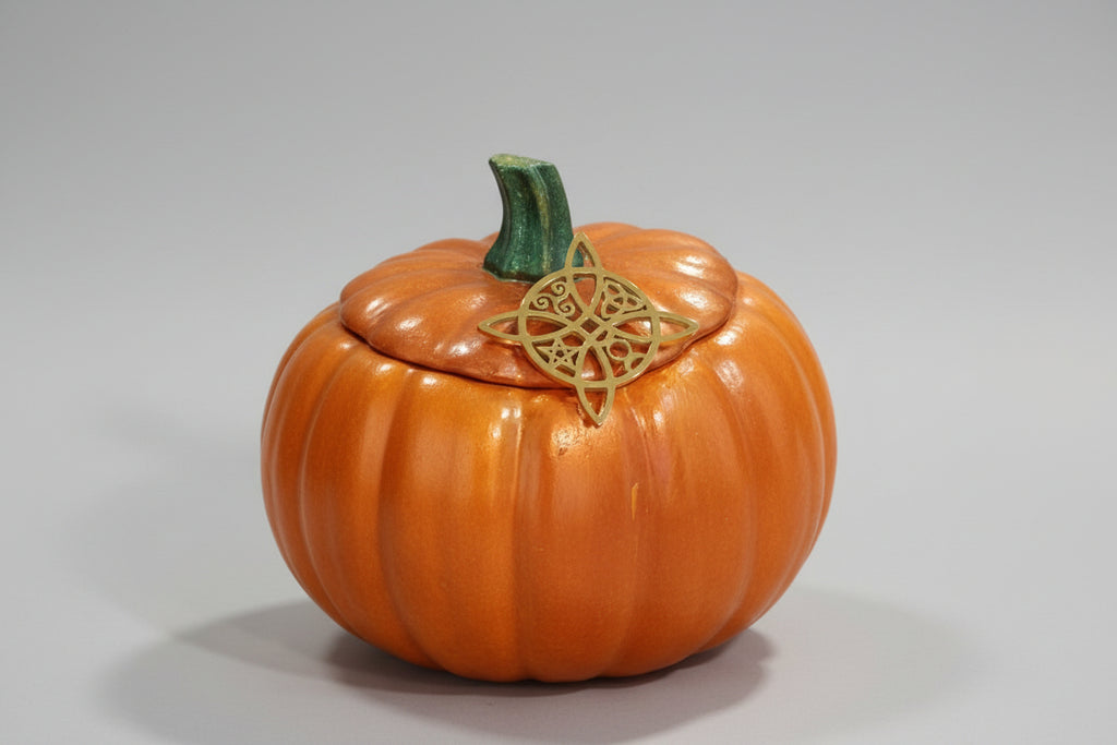 Calabaza  efecto metálico pieza acero dorado escoba y sombrero de bruja 7X9cm. (Diseño de Lubelia )IVA incluido