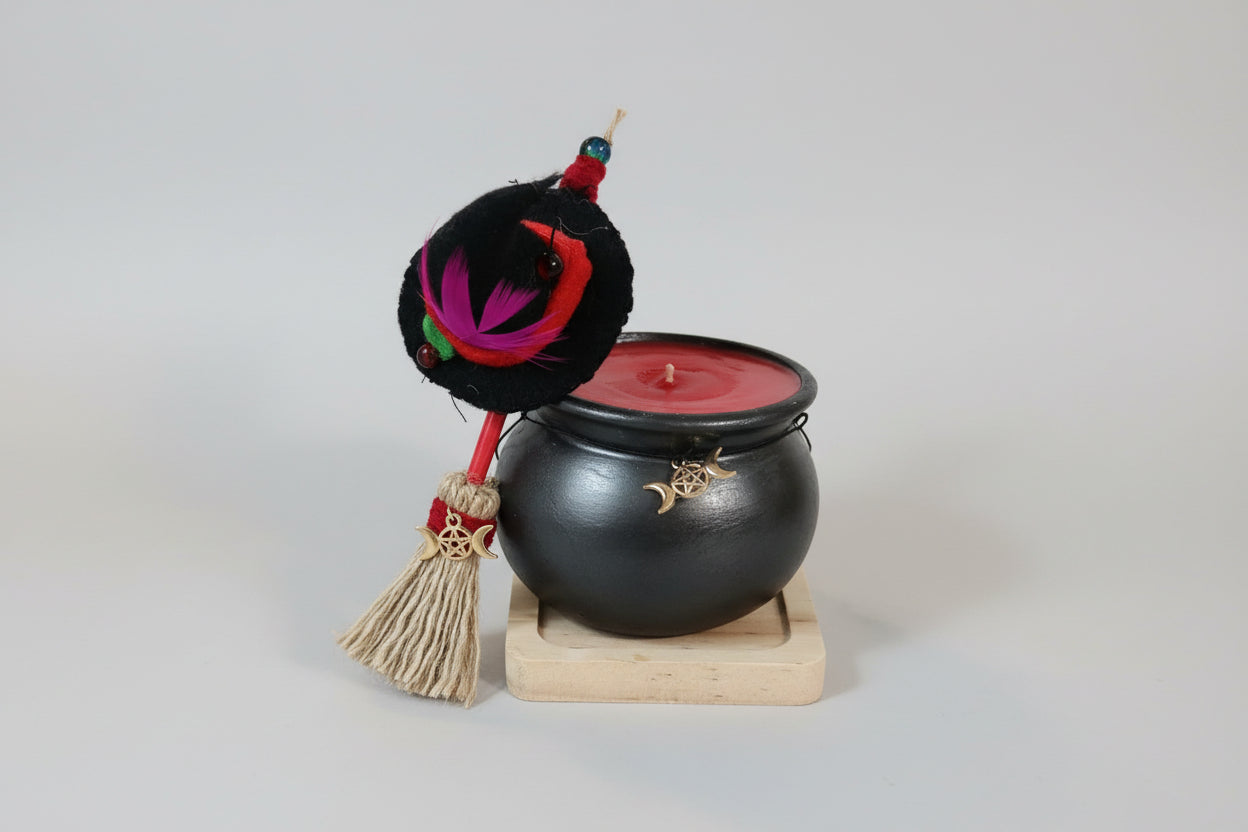Ollita Caldero con escoba  color rojo y sombrero de bruja con agata granarte y vela de color rojo 7X9 cm. (Hecho por Lubelia )IVA incluido.