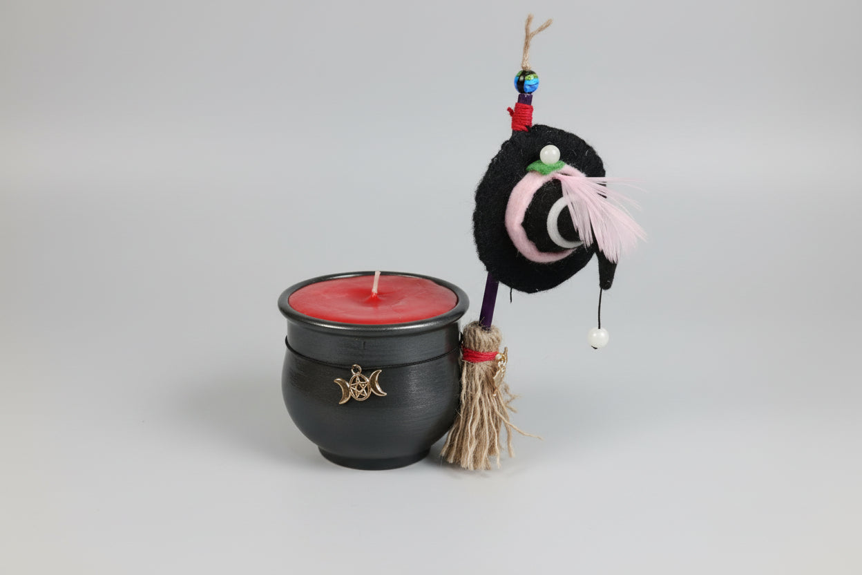 Ollita Caldero con escoba  color rosa y sombrero de bruja con cuarzo rosa y vela de color roja 7X9 cm. (Hecho por Lubelia )IVA incluido.