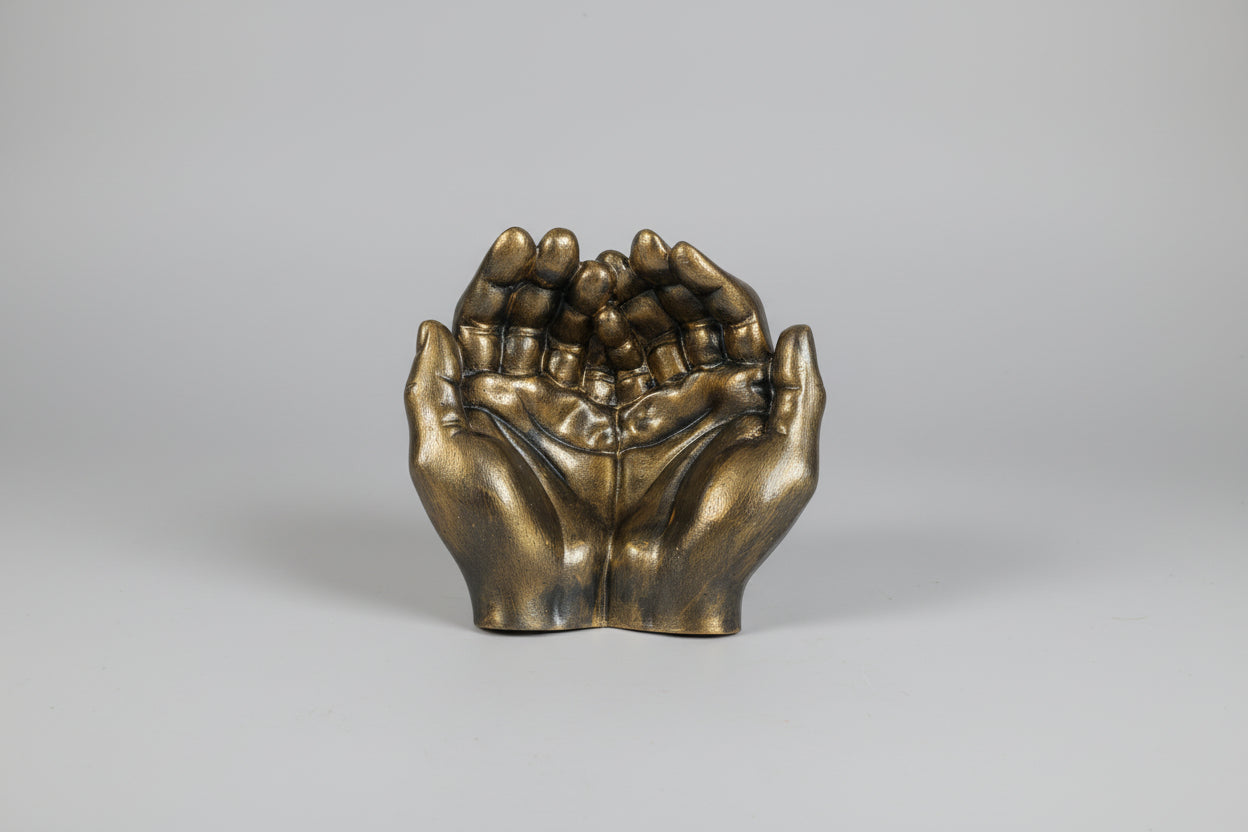 Manos color bronce 13X6 cm.Práctico, perfecto para colocar llaves, joyas, piedras energéticas o simplemente como pieza ornamental.(Hecho por Lubelia )IVA incluido