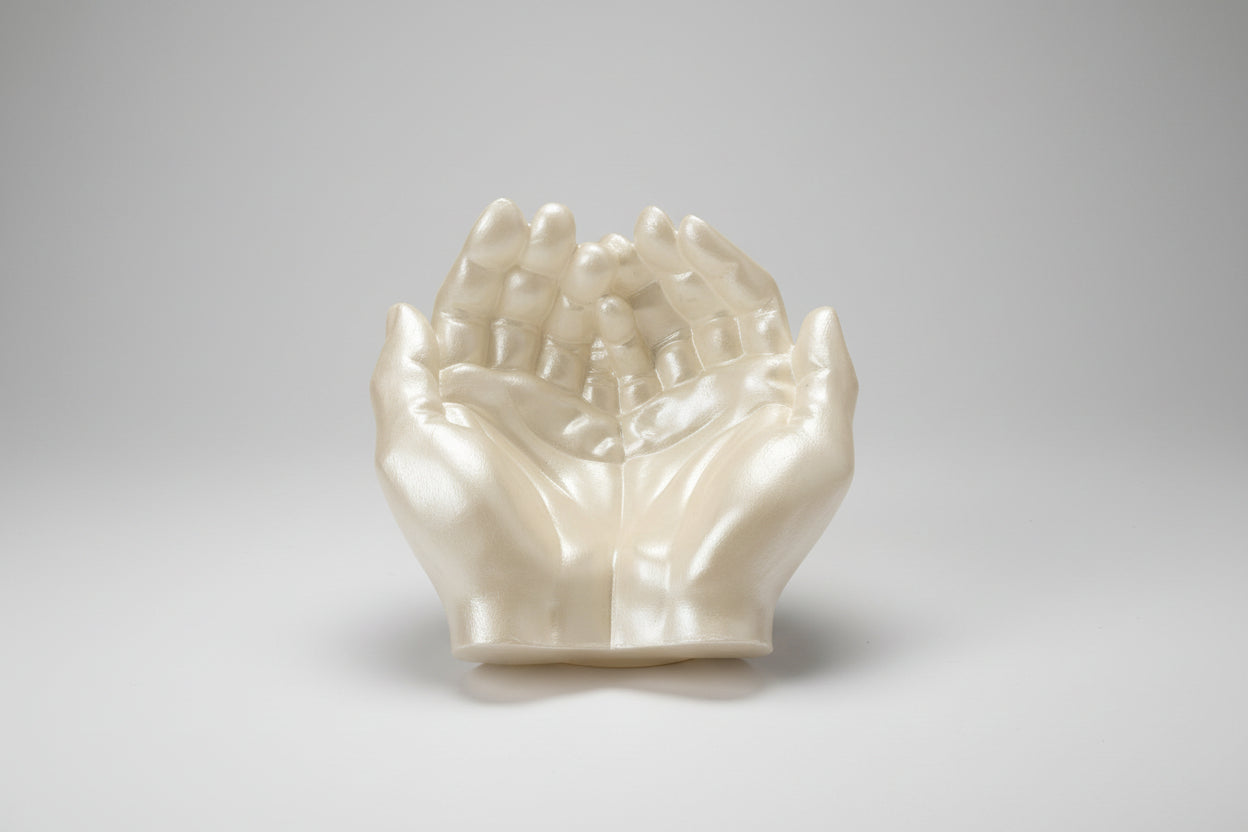 Manos color blanco aperlado 13X6 cm.Práctico, perfecto para colocar llaves, joyas, piedras energéticas o simplemente como pieza ornamental.(Hecho por Lubelia )IVA incluido