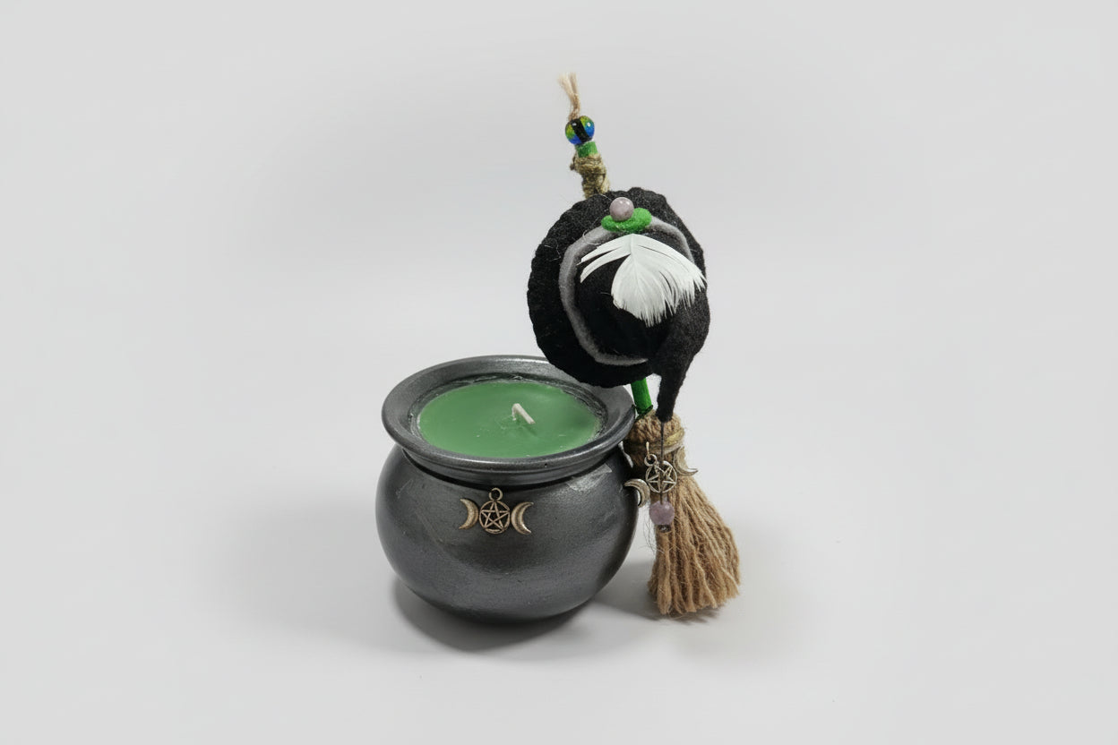 Ollita Caldero con escoba  color verde y sombrero de bruja con agata gris y vela de color verde 7X9 cm. (Hecho por Lubelia )IVA incluido.