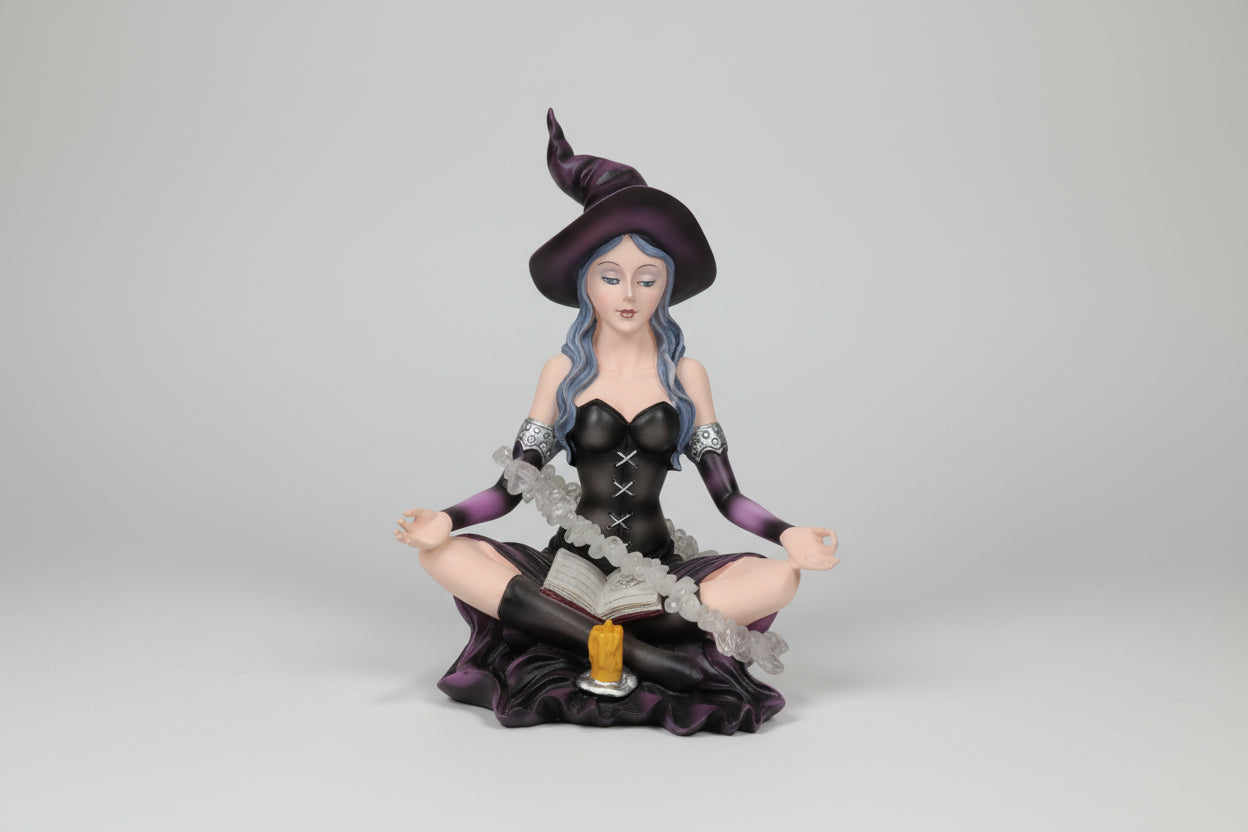 Brujita de colección Dolly, para meditación con pulsera de cuarzo cristal. 13X9 cm. IVA incluido