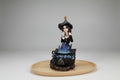 Brujita de colección Dolly, caldero, brujita abre caminos, con pulsera de lapislázuli, 16X9cm. IVA incluido