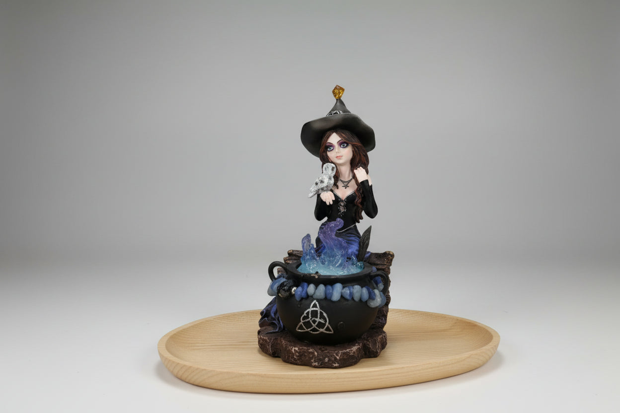 Brujita de colección Dolly, caldero, brujita abre caminos, con pulsera de lapislázuli, 16X9cm. IVA incluido