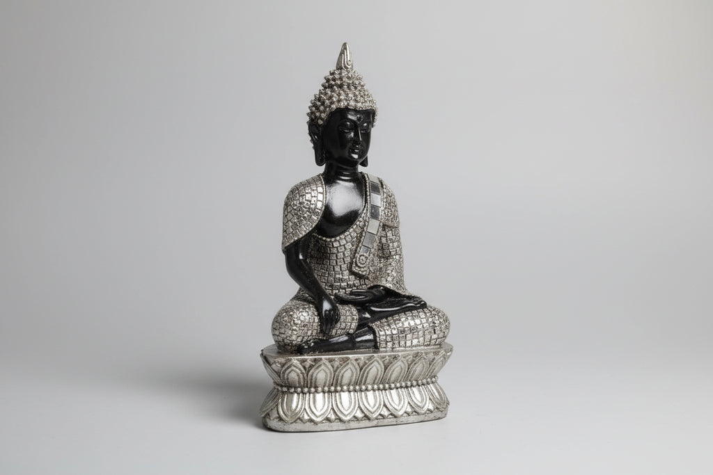 Buda decorativo Siddharta con cristales plateado 15X9 cm. IVA incluido.