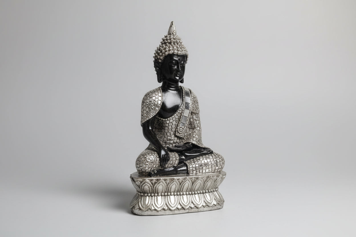 Buda decorativo Siddharta con cristales plateado 15X9 cm. IVA incluido.