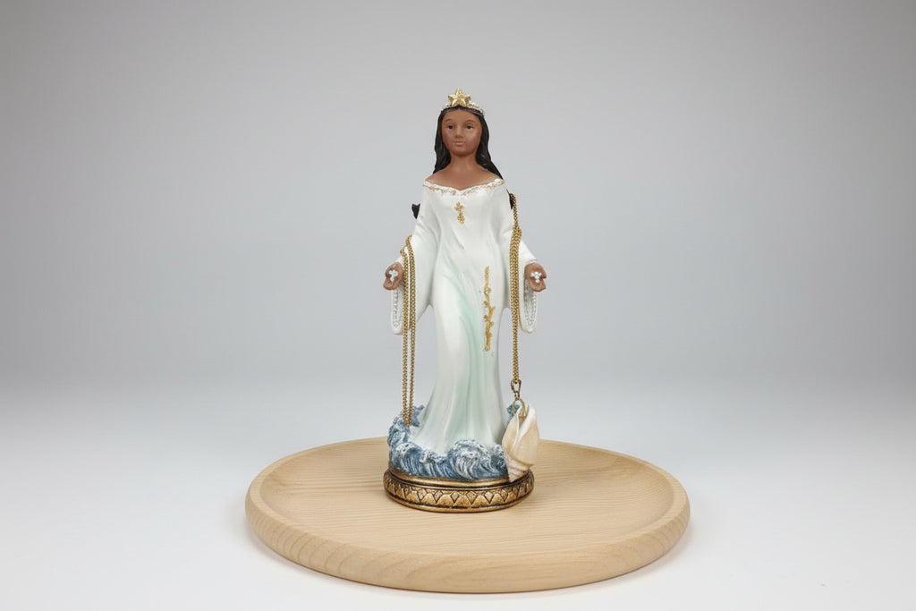 Diosa  del mar Yemayá es la madre primordial, la dueña del mar color blanco más colgante caracola 20X8 cm.IVA incluido