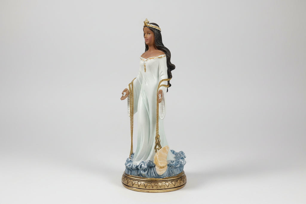 Diosa  del mar Yemayá es la madre primordial, la dueña del mar color blanco más colgante caracola 20X8 cm.IVA incluido