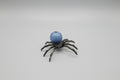 Araña de metal con piedra Lapisázuli 5X6 cm IVA incluido.