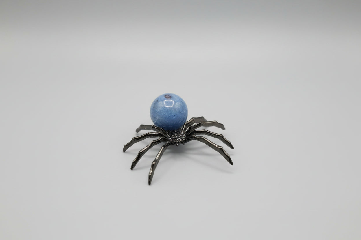 Araña de metal con piedra Lapisázuli 5X6 cm IVA incluido.