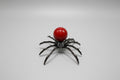 Araña de metal con piedra jaspe marrón 5X6 cm. IVA incluido.