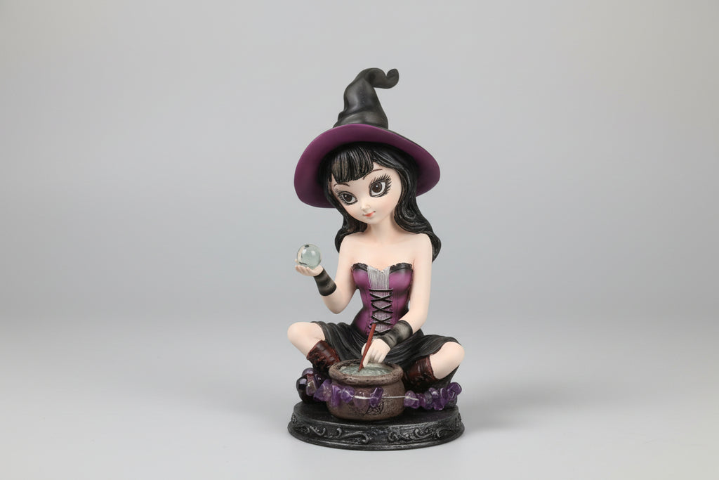 Brujita de colección Dolly poción  transmutadora de malas energías, con bola de cristal y pùlsera de amatista 14X7 CM.IVA incluido.