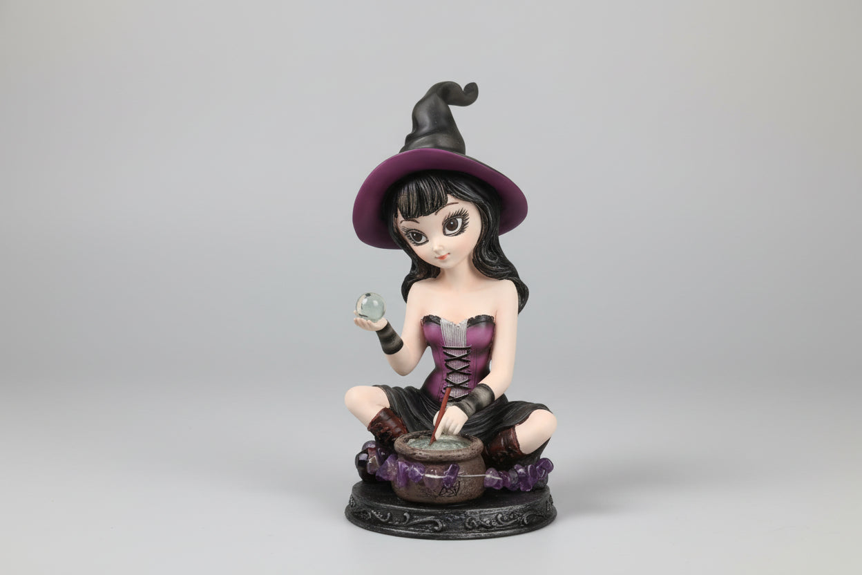 Brujita de colección Dolly poción  transmutadora de malas energías, con bola de cristal y pùlsera de amatista 14X7 CM.IVA incluido.