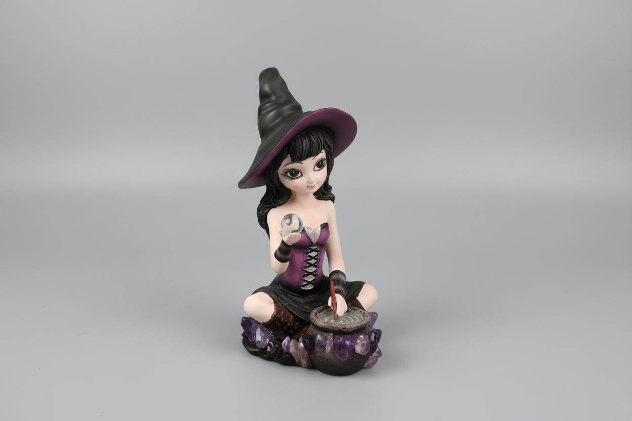 Brujita de colección Dolly poción  transmutadora de malas energías, con bola de cristal y pùlsera de amatista 14X7 CM.IVA incluido.