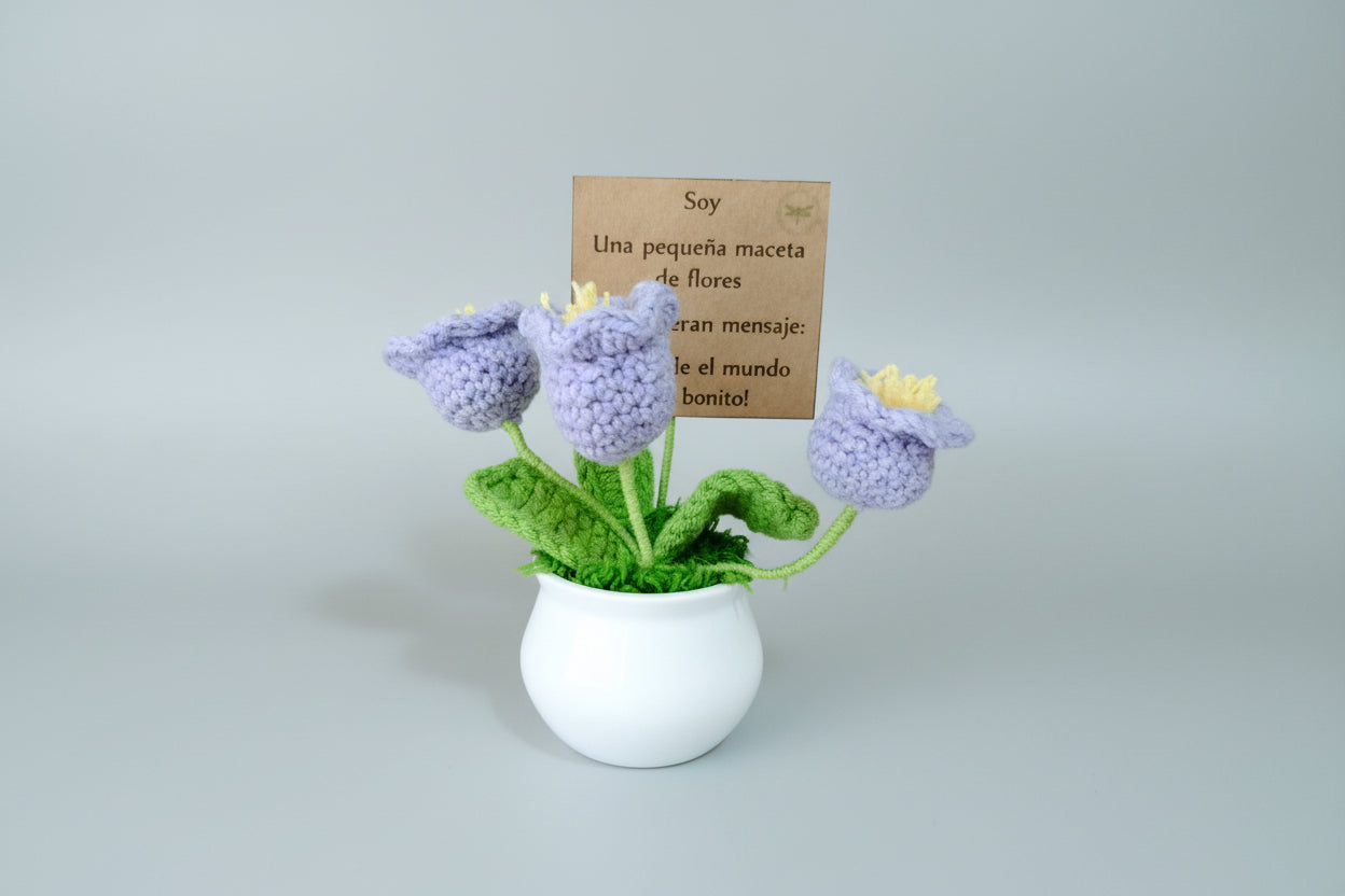 Macetero  blanco con flor violeta. de Crochet. Lleva un cartelito con mensaje. 10X5cm.IVA incluido.