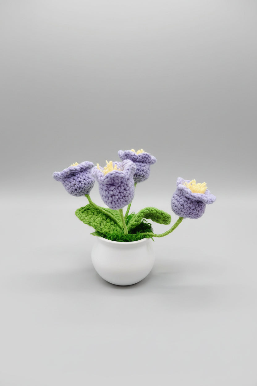 Macetero  blanco con flor violeta. de Crochet. Lleva un cartelito con mensaje. 10X5cm.IVA incluido.