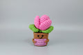 Macetita marrón flor tulipán color rosa de crochet. 12X5cm lleva un cartel con mensaje. IVA incluido.