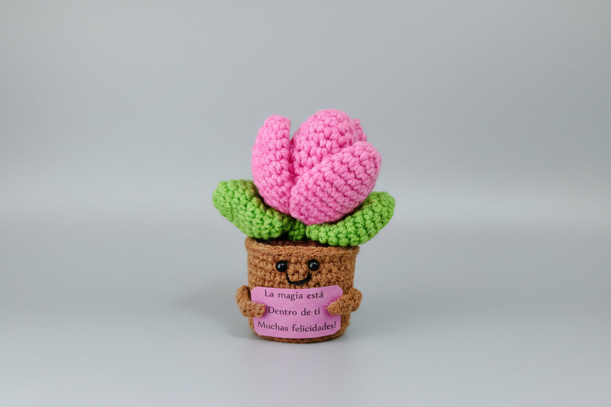 Macetita marrón flor tulipán color rosa de crochet. 12X5cm lleva un cartel con mensaje. IVA incluido.
