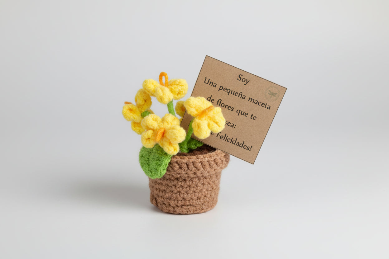 Macetita marrón flor amarilla de crochet. 10X5cm lleva un cartel con mensaje. IVA incluido.