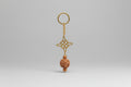 Llavero acero dorado, nudo de bruja y Rudraksha. IVA incluido.
