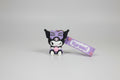 Llavero Kuromi con calavera en las manos. IVA incluido