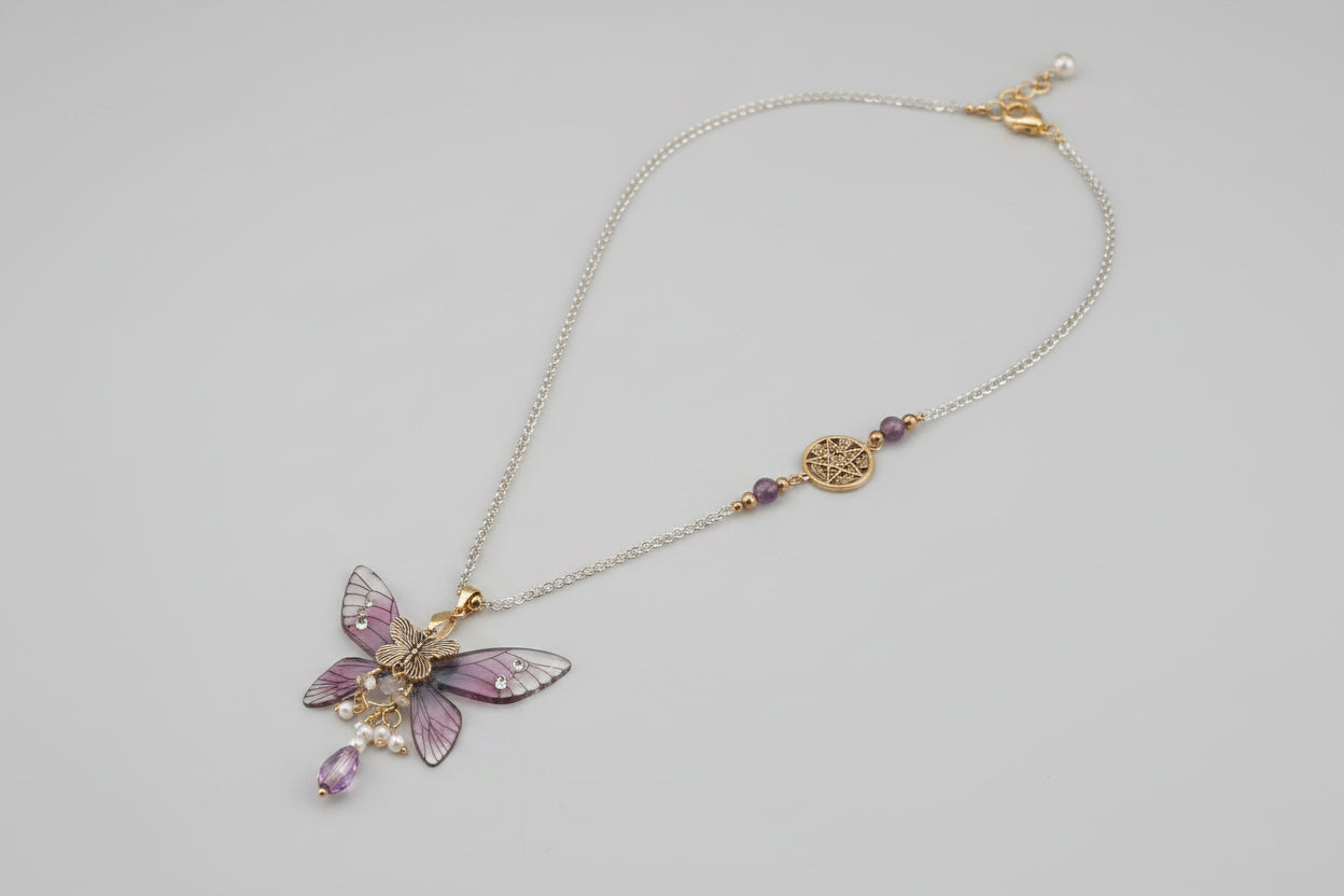 Colgante con mariposa, Amatistas, pirita y tetragrámaton ( Diseño de Lubelia ) IVA incluido.