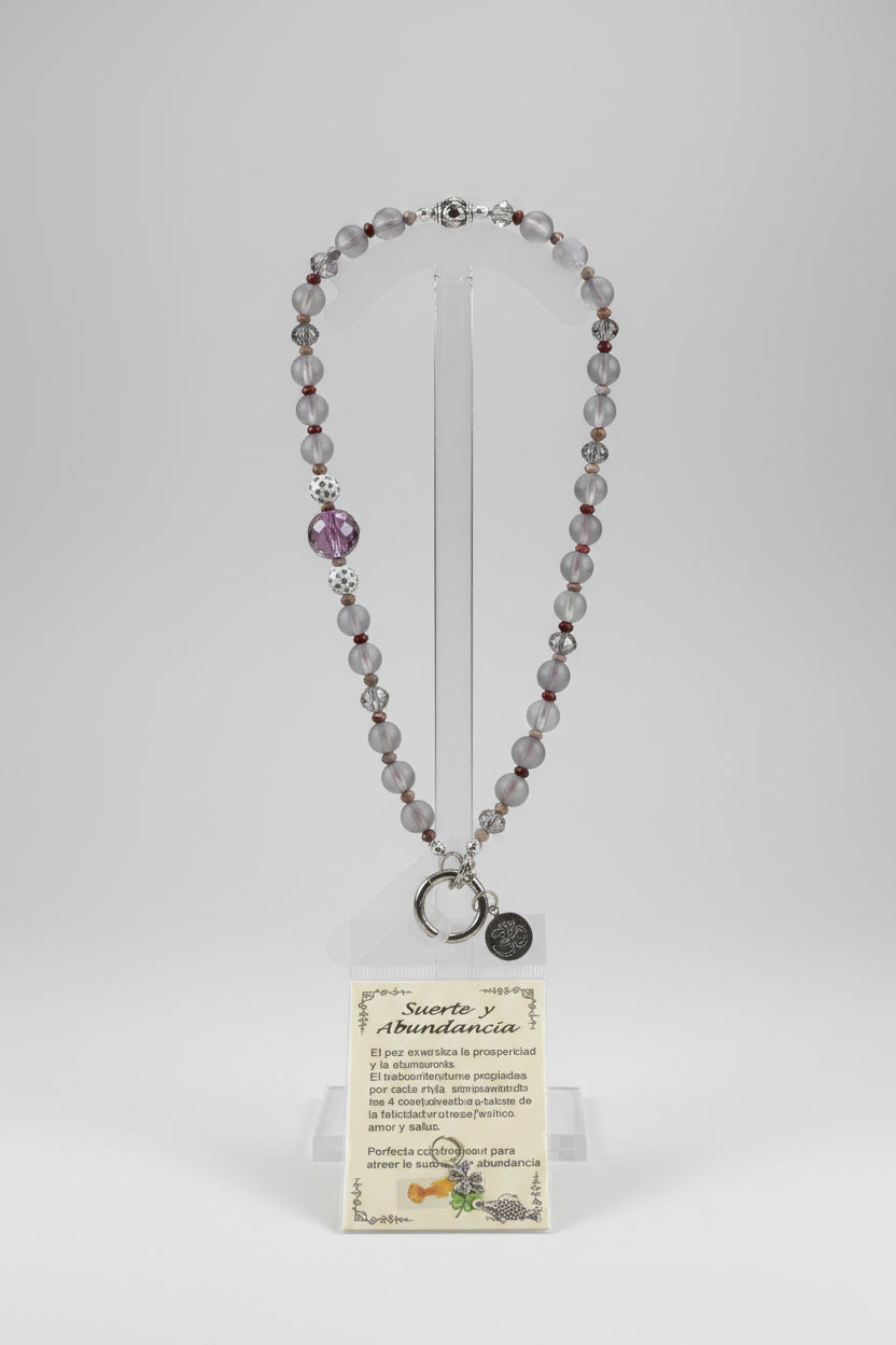 Colgador para móvil de cuentas grises fantasía con bola violeta en el lateral y dijes amuleto(Diseño de Lubelia) IVA incluido
