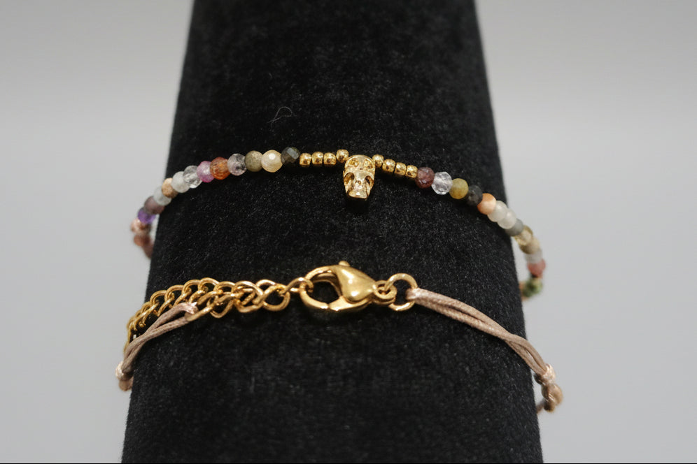 Pulsera de cuentas con cristales multicolor y calavera. IVA incluido