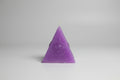 Vela pirámide color violeta con grabado ojo. 7X6CM. IVA incluido