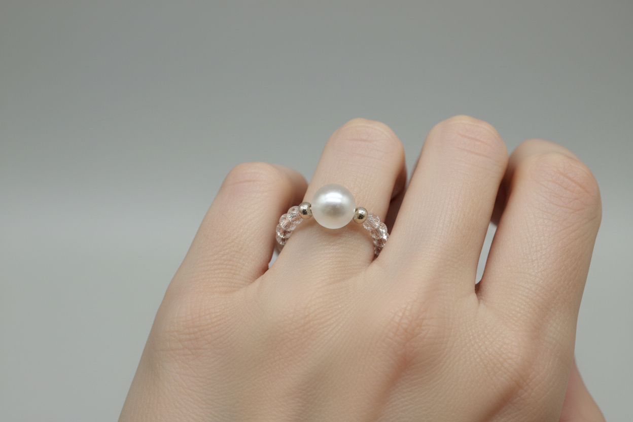 Anillo elástico con bola aperlada y cristales IVA incluido
