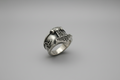 Anillo de acero martillo y triqueta en los lateralesIVA incluido