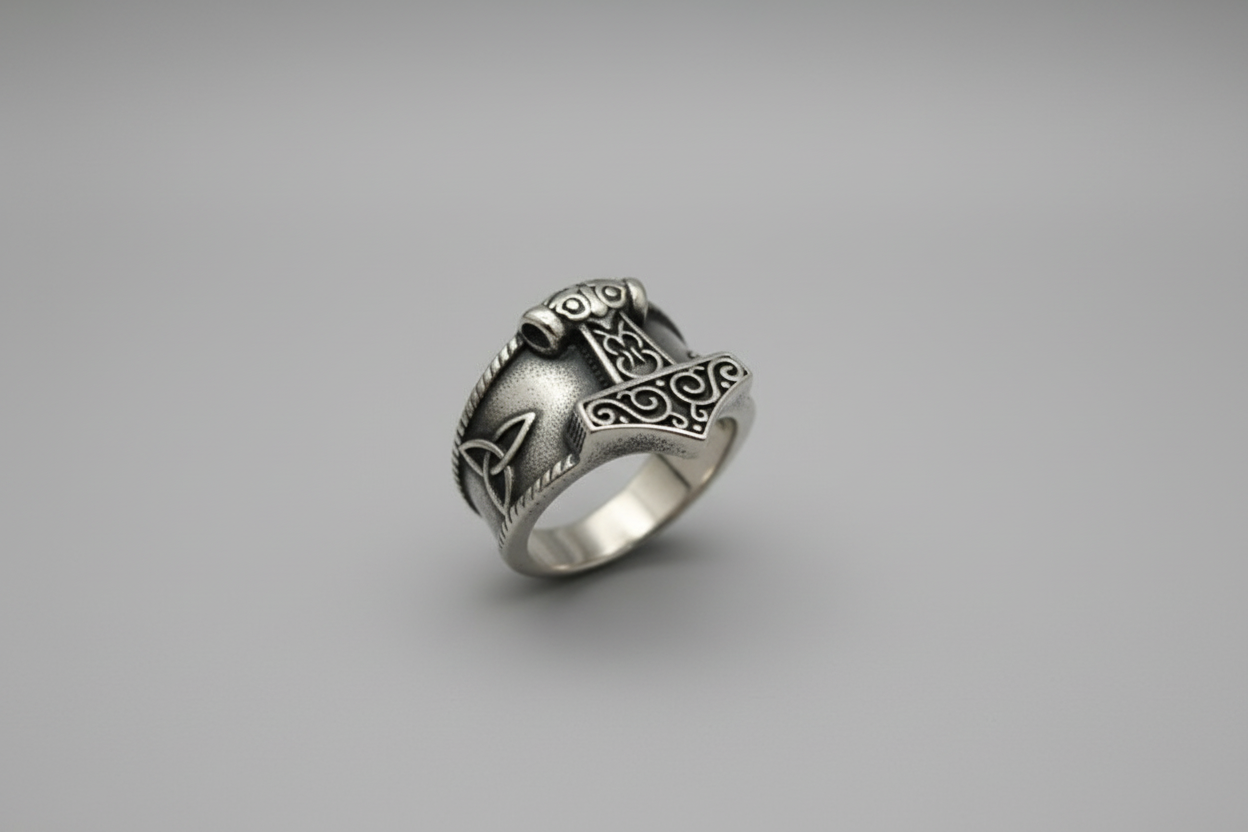 Anillo de acero martillo y triqueta en los lateralesIVA incluido