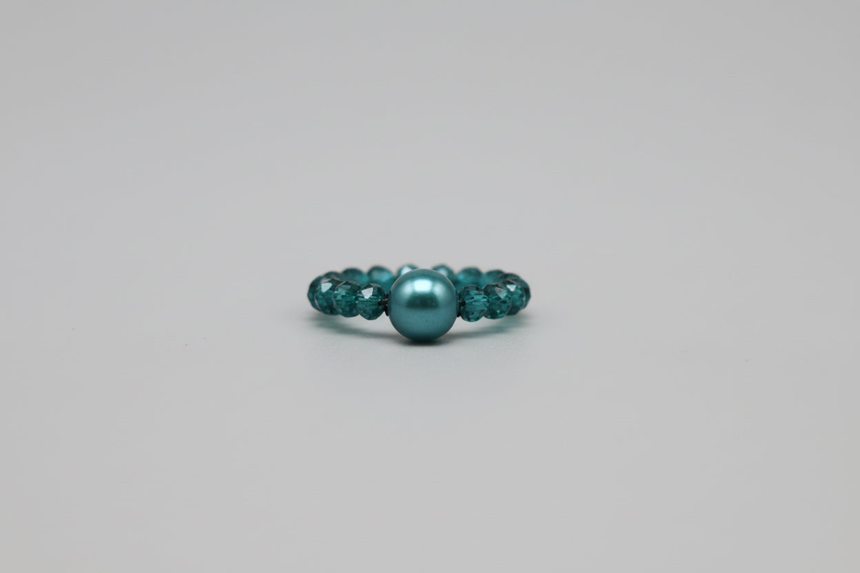 Anillo elástico con bola azul  y critales verdes IVA incluido