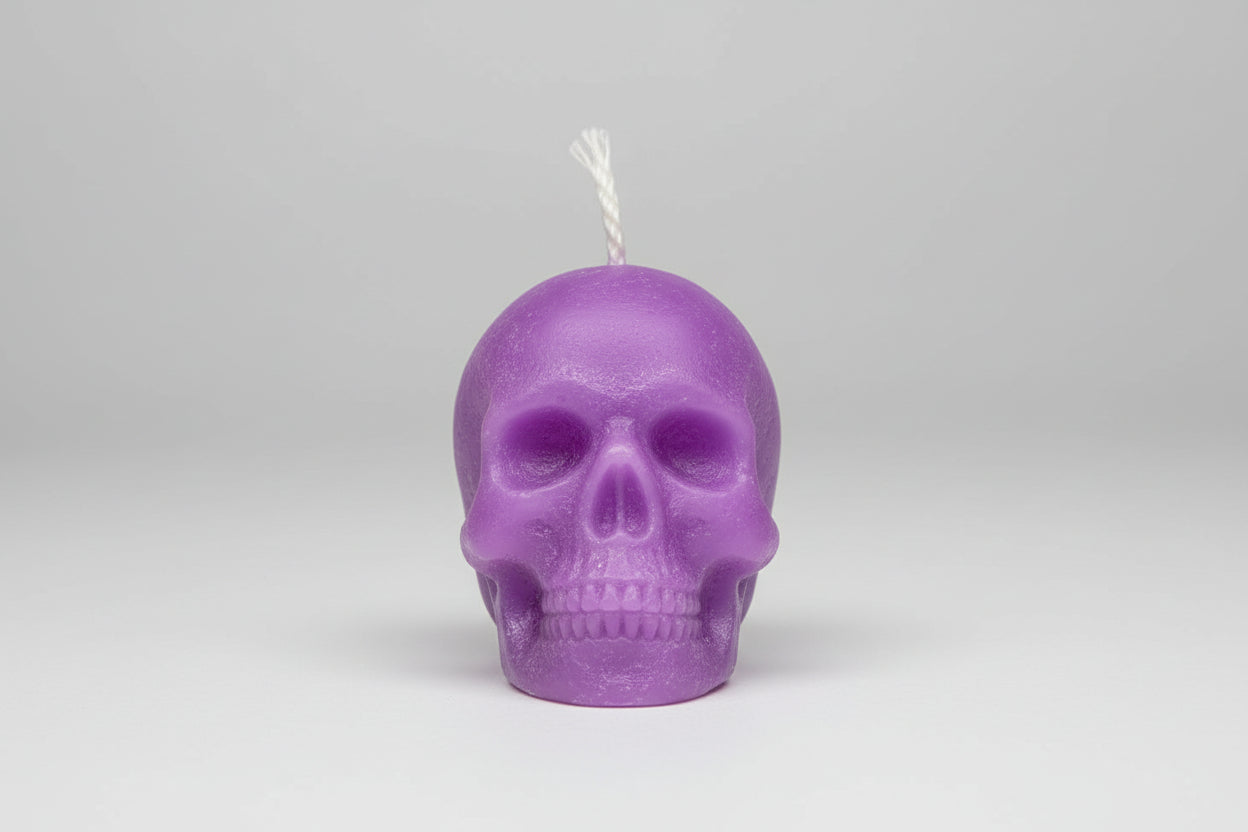Vela calavera pequeña color violeta. IVA incluido.
