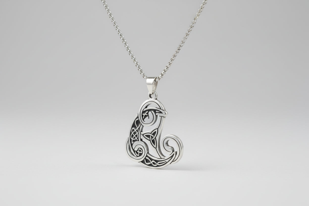 Colgante amuleto trisquel  con luna y triqueta acero con cadena  IVA incluido