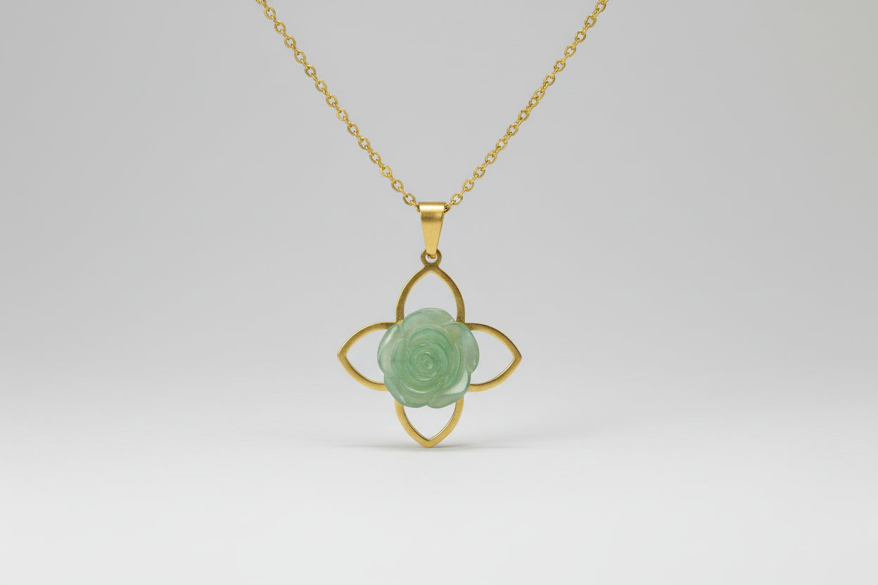 Colgante Flor con  rosa verde de resina cadena acero dorada IVA incluido