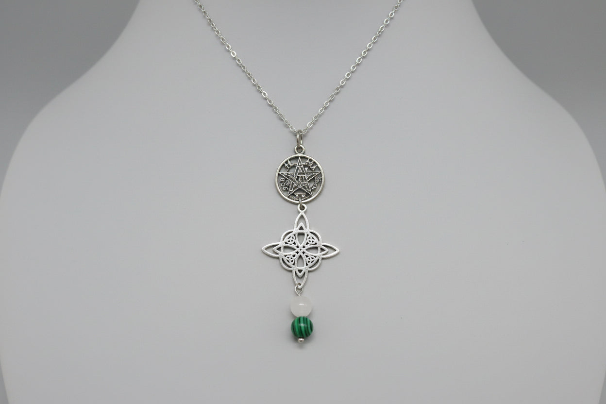 Colgante amuleto tetragramaton, nudo de bruja, piedras cuarzo cristal y malaquita (Diseño de Lubelia) IVA incluido