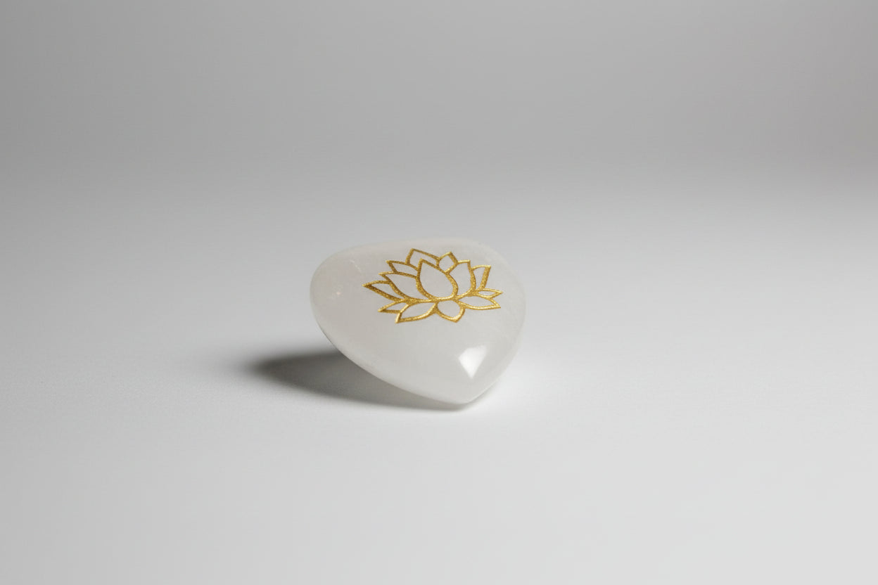 Corazón de cuarzo con flor de loto dorado.IVA incluido